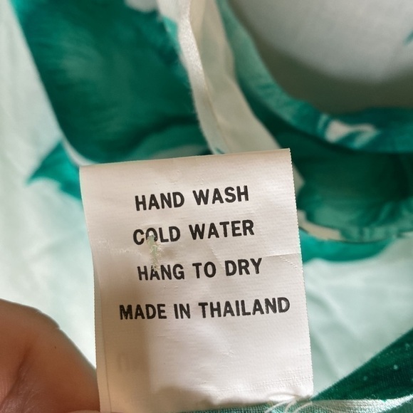 Hawaii Sarong Wrap With Fringe and Wooden Clasp White and Green Tropical Design - Picture 7 of 14